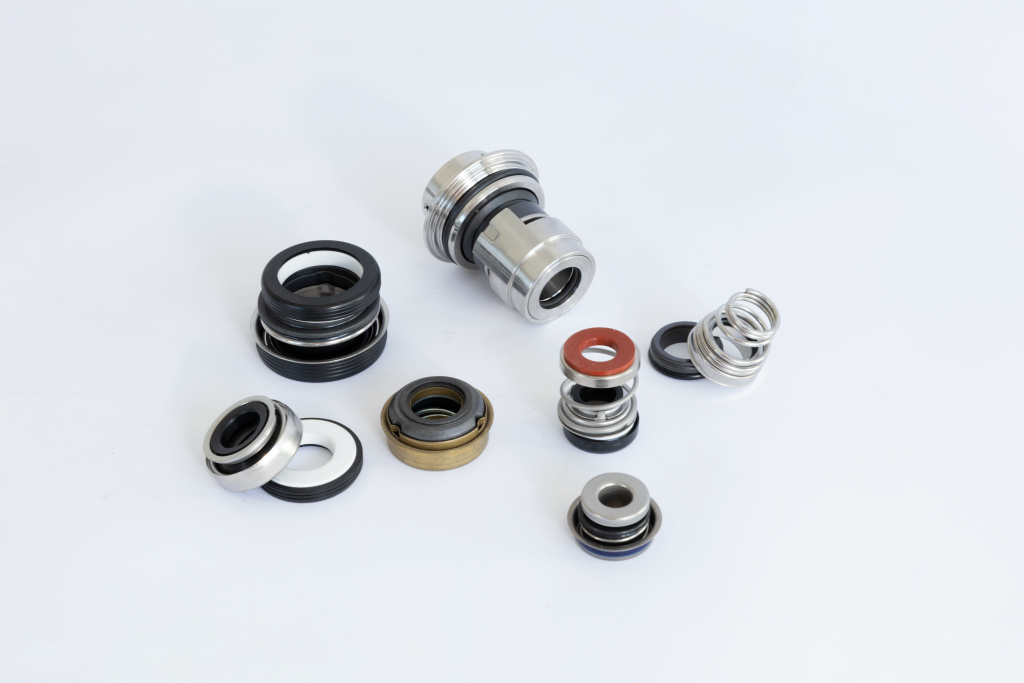 Os empanques mecânicos são indispensáveis na vedação de veios rotativos. Asseguram a circulação do fluido bombeado no sistema protegendo o meio ambiente de contaminações. Simultaneamente, uma vedação ao veio, na forma de um empanque mecânico, assegura a máxima eficiência económica e fiabilidade operacional das bombas. Isto deve-se ao facto de a maioria das reparações resultar de problemas de vedação. É aqui que os empanques mecânicos da CENTROVEDA fazem uma diferença crucial: distinguem-se pelo design robusto, uma montagem que facilita as operações de manutenção e uma integração ideal na câmara de vedação. Asseguram-lhe, assim, o funcionamento seguro e eficiente do seu equipamento, Consulte-nos EMPANQUES MECANICOS PARA BOMBAS,SILICIO-VITON,GRAFITE-CERAMICA,TUNGSTENIO-VITON,KSB,WILO,GRUNDFOS,CALPEDA,BURGMAN,ESCATELADO,ALFALAVAL,FLYGT,BOMBA CIRCULADORA,CIRCULAÇÃO, MANUTENÇÃO, 